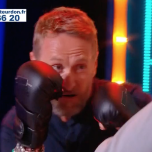 Philippe Caverivière se bat avec le champion de MMA Cédric Doumbé sur le plateau de "Quelle époque !"