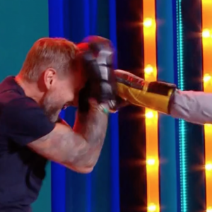 Philippe Caverivière se bat avec le champion de MMA Cédric Doumbé sur le plateau de "Quelle époque !"