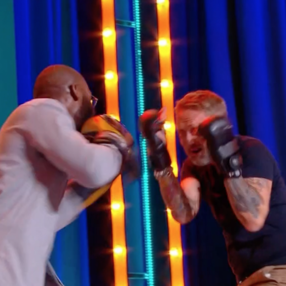 Philippe Caverivière se bat avec le champion de MMA Cédric Doumbé sur le plateau de "Quelle époque !"