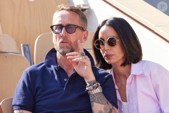 Philippe Caverivière et sa femme Sarah en tribunes lors des Internationaux de France de tennis de Roland Garros 2023, à Paris, France, le 5 juin 2023. © Cyril Moreau/Bestimage 