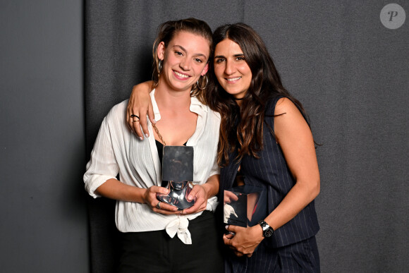 Mara Taquin et Géraldine Nakache durant la cérémonie de clôture et remise des prix de la 5eme édition du Nice Festival CinéRoman au cinéma Pathé Gare du Sud à Nice, le 7 octobre 2023.