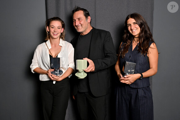 Mara Taquin, Gilles Lellouche, qui a enfin recupéré son prix, gagné il y a deux ans, et Géraldine Nakache durant la cérémonie de clôture et remise des prix de la 5eme édition du Nice Festival CinéRoman au cinéma Pathé Gare du Sud à Nice, le 7 octobre 2023.