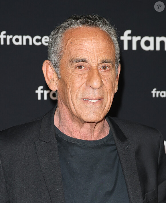 Thierry Ardisson au photocall pour la conférence de presse de rentrée de France TV à la Grande Halle de la Villette à Paris, France, le 11 juillet 2023. © Coadic Guirec/Bestimage 