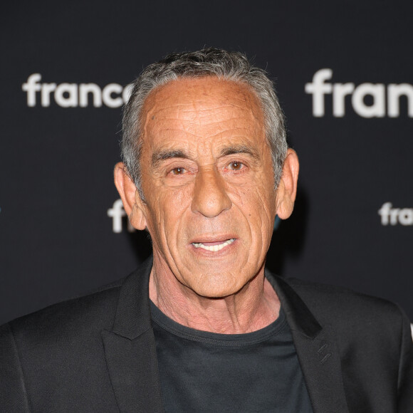 "J'ai toujours été un peu complexé et un jour je me suis dit 'putain t'es con ! Essaie avant de mourir de savoir ce que c'est d'être mince !"
Thierry Ardisson au photocall pour la conférence de presse de rentrée de France TV à la Grande Halle de la Villette à Paris, France, le 11 juillet 2023. © Coadic Guirec/Bestimage 