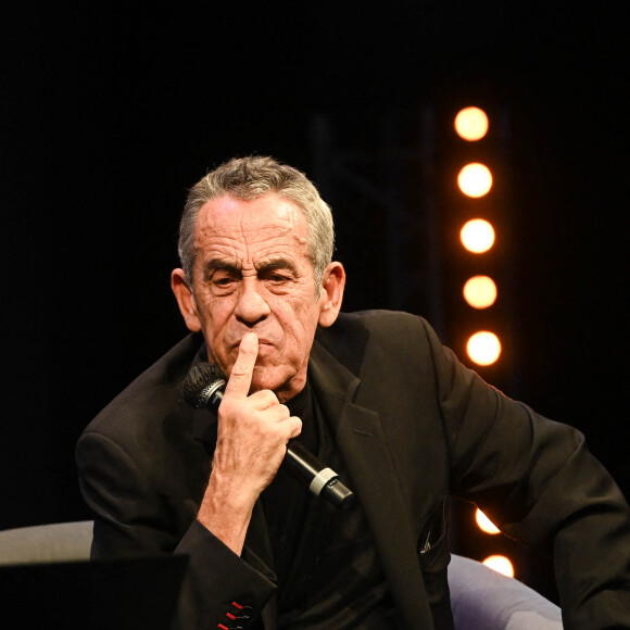 "J'étais un peu gros toute ma vie, je n'aimais pas, a-t-il fait savoir. C'était très compliqué, il fallait me filmer à hauteur pour ne pas qu'on voit mon ventre."
Exclusif - Thierry Ardisson a donné une conférence vendredi 28 janvier dans le cadre du PIDS Enghien (Pids Enghien - Le festival des effets spéciaux) à propos de sa nouvelle émission " Hôtel du temps ". Elle arrivera en mai sur France 2. Le premier numéro est consacré à Jean Gabin. Dans ce nouveau programme, il va interviewer des morts, grâce aux effets spéciaux ! Les personnages sont recréés en deepfake par le studio Mac Guff, l'idée est d'utiliser l'intelligence artificielle pour "spectaculariser la culture ". Enghien le 28 janvier 2022. © Guirec Coadic / Bestimage