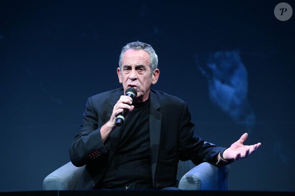 L'animateur de 74 ans a indiqué avoir été longtemps complexé 
Exclusif - Thierry Ardisson a donné une conférence vendredi 28 janvier dans le cadre du PIDS Enghien (Pids Enghien - Le festival des effets spéciaux) à propos de sa nouvelle émission " Hôtel du temps ". Elle arrivera en mai sur France 2. Le premier numéro est consacré à Jean Gabin. Dans ce nouveau programme, il va interviewer des morts, grâce aux effets spéciaux ! Les personnages sont recréés en deepfake par le studio Mac Guff, l'idée est d'utiliser l'intelligence artificielle pour "spectaculariser la culture ". Enghien le 28 janvier 2022. © Guirec Coadic / Bestimage