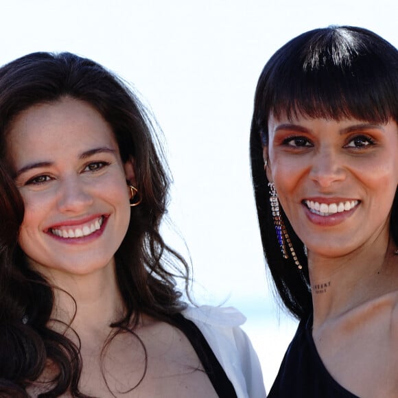 Beaucoup n'ont alors pas compris pourquoi une série française était doublée... en français.
Lucie Lucas, Shy'm (Tamara Marthe) au photocall de la série "Cannes confidential" lors de la 5ème saison du festival International des Séries "Canneseries" à Cannes le 5 avril 2022. © Norbert Scanella / Panoramic / Bestimage