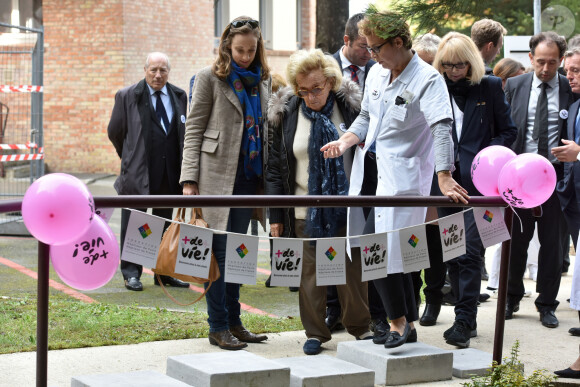 Exclusif - Bernadette Chirac et Mireille Darc visitent le centre EPHAD Hervieux de Poissy dans le cadre de l'opération "+ De Vie" à Poissy le 12 octobre 2015. 