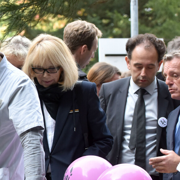 Exclusif - Bernadette Chirac et Mireille Darc visitent le centre EPHAD Hervieux de Poissy dans le cadre de l'opération "+ De Vie" à Poissy le 12 octobre 2015. 
