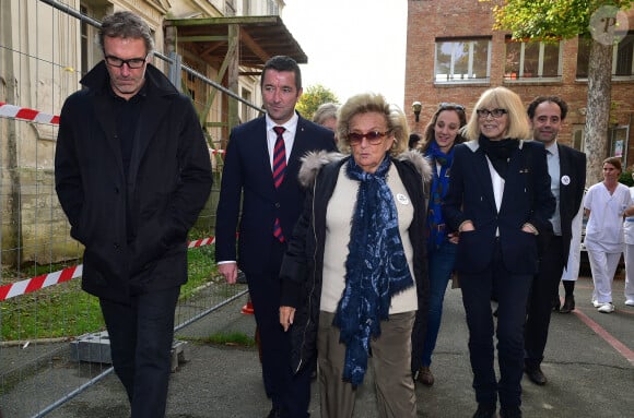 Exclusif - Laurent Blanc, Karl Olive maire de Poissy, Bernadette Chirac et Mireille Darc visitent le centre EPHAD Hervieux de Poissy dans le cadre de l'opération "+ De Vie" à Poissy le 12 octobre 2015. 