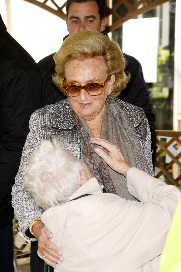 Bernadette Chirac, Mireille Darc et Yves Duteil en visite à l'Hôpital René Muret Bigottini de Sevran pour l'opération + de Vie le 1er octobre 2015. Le personnel de l'hôpital a profité de cette visite officielle pour attirer l'attention sur les problèmes de personnel et de budget auxquels il est confrontés.