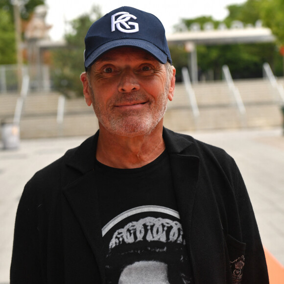 et Laurent Baffie. Ce dernier voulait intialement raconter cette histoire dans une pièce.
Laurent Baffie - 2ème édition du gala "Coeur Central" au profit de Terre d'Impact fonds de dotation de la FFT et de l'association "Fête le Mur "sur le Court Central Philippe Chatrier à Roland Garros, Paris le 28 juin 2023. © Veeren/Bestimage