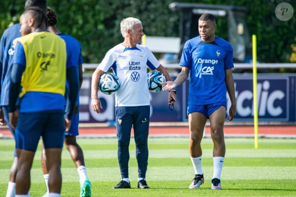 Didier Deschamps a autorisé Kylian Mbappé à quitter Clairfontaine mardi après-midi.
Didier Deschamps Kylian Mbappé - L'équipe de France de football s'entraine à Clairefontaine avant son match de qualification pour l'Euro 2024.