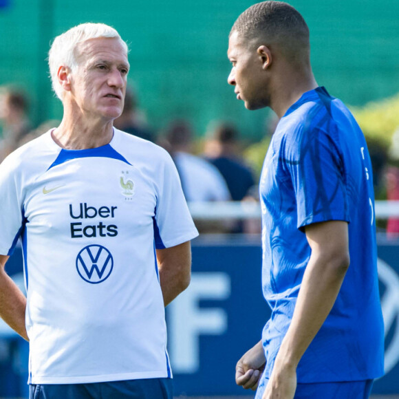 avant de rejoindre Didier Deschamps et ses coéquipiers dans la soirée.
Didier Deschamps Kylian Mbappé - L'équipe de France de football s'entraine à Clairefontaine avant son match de qualification pour l'Euro 2024, le 12 juin 2023. 
