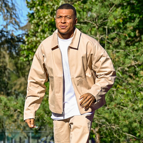 Le capitaine des Bleus vient d'etre touché par le décès d'un proche a révélé L'Equipe.
Kylian Mbappé - Les joueurs de l'équipe de France de football arrivent au Centre National du Football (CNF) de Clairefontaine-en-Yvelines, France, le 9 octobre 2023. © Federico Pestellini/Panoramic/Bestimage 