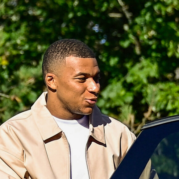 Kylian Mbappé - Les joueurs de l'équipe de France de football arrivent au Centre National du Football (CNF) de Clairefontaine-en-Yvelines, France, le 9 octobre 2023. © Federico Pestellini/Panoramic/Bestimage 