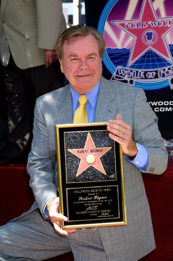 Robert Wagner reçoit son étoile que le Walk of Fame, à Los angeles, le 18 juillet 2002 !