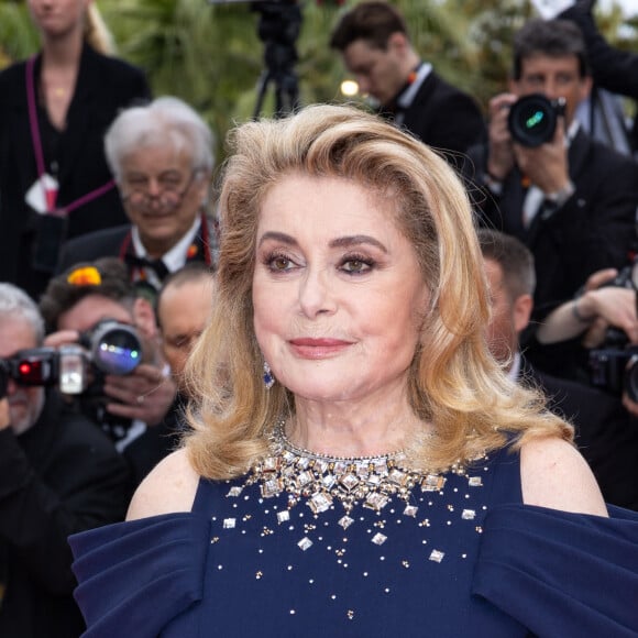 Et continue d'être très en colère contre la presse en général. 
Catherine Deneuve - Montée des marches du film " Jeanne du Barry " pour la cérémonie d'ouverture du 76ème Festival International du Film de Cannes, au Palais des Festivals à Cannes. Le 16 mai 2023 © Olivier Borde / Bestimage 