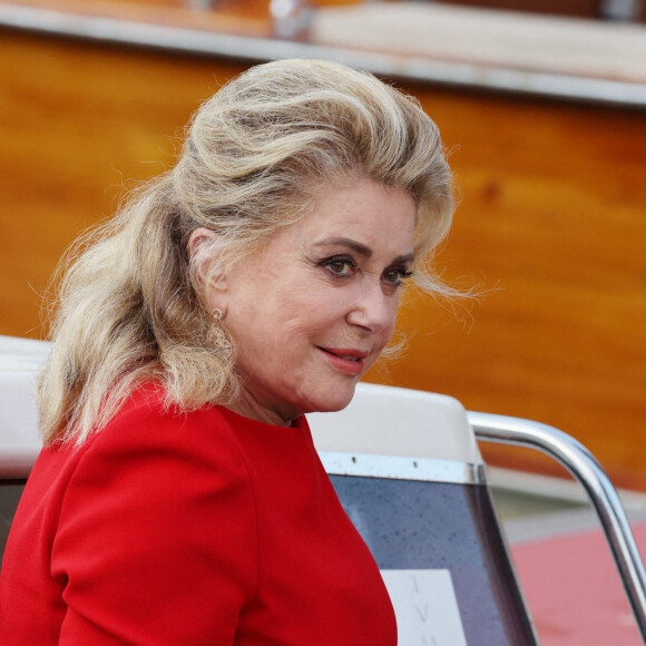 Catherine Deneuve, Lion d'Or d'Honneur, arrive au Lido et enlève ses chaussures lors de la 79ème édition du festival international du film de Venise, la Mostra le 31 août 2022. 