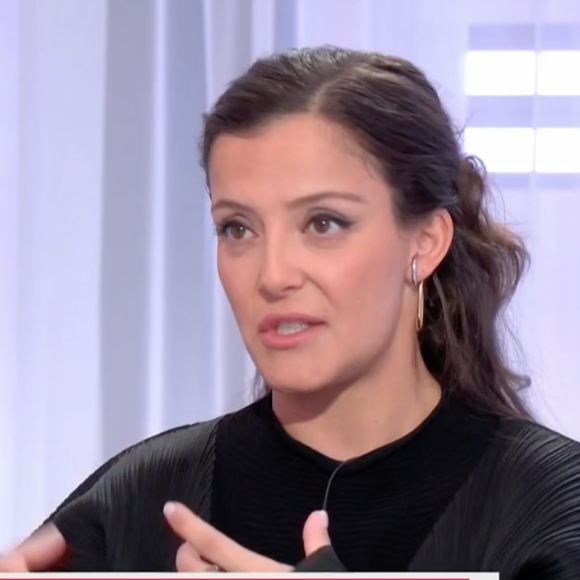 Camille Lellouche, invitée de l'émision "Clique", évoque le tremblement de terre au Maroc et sa fille avec qui elle était en danger.