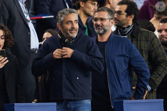 Il est consacré aux réalisateurs Olivier Nakache et Eric Toledano.
Olivier Nakache et Eric Toledano - People dans les tribunes du match de Ligue des champions entre le PSG et le Borussia Dortmund (2-0) au Parc des Princes à Paris le 19 septembre 2023. © Cyril Moreau/Bestimage