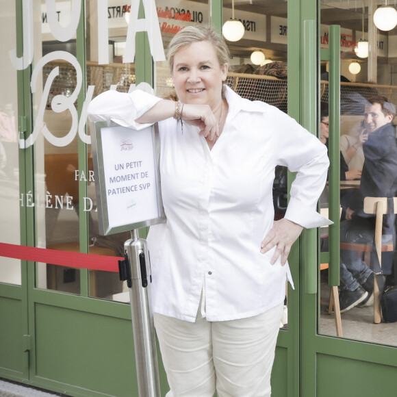 Sur Instagram, la cheffe confie qu'elle souhaite se concentrer sur d'autres projets à venir.
La cheffe étoilée Hélène Darroze vient d'ouvrir un nouveau restaurant bistronomique dédiée aux burgers haut de gamme "Jòia Bun" au 16 de la rue Michodière dans le 2ème arrondissement de Paris, France, le 16 mars 2023. © Jack Tribeca/Bestimage