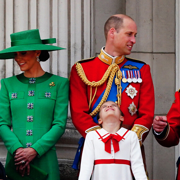 Le prince George, le prince Louis, la princesse Charlotte, Kate Catherine Middleton, princesse de Galles, le prince William de Galles, le roi Charles III - La famille royale d'Angleterre sur le balcon du palais de Buckingham lors du défilé "Trooping the Colour" à Londres. Le 17 juin 2023 