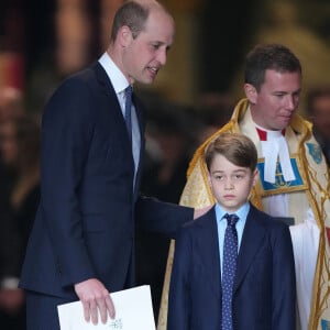 Au coeur de cette friction, le prince George, héritier du trône
Le prince William, duc de Cambridge, et son fils le prince George de Cambridge lors du service d'action de grâce en hommage au prince Philip, duc d'Edimbourg, à l'abbaye de Westminster à Londres, Royaume Uni, le 29 mars 2022. Le prince Philip, duc d'Edimbourg, est décédé le 9 avril 2021. © Julien Burton/Bestimage 