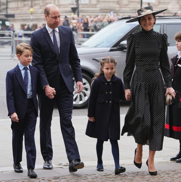 Une idée à laquelle Kate et William se sont fermement opposés, George n'étant âgé que de 10 ans
Le prince William, duc de Cambridge, et Catherine (Kate) Middleton, duchesse de Cambridge, avec leurs enfants, le prince George de Cambridge et la princesse Charlotte de Cambridge lors du service d'action de grâce en hommage au prince Philip, duc d'Edimbourg, à l'abbaye de Westminster à Londres, Royaume Uni, le 29 mars 2022. Le prince Philip, duc d'Edimbourg, est décédé le 9 avril 2021. © Julien Burton/Bestimage