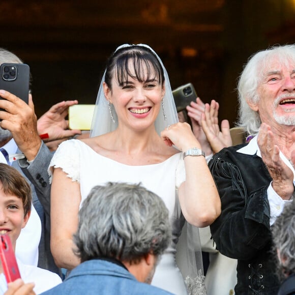 Malgré une très grande différence d'âge, puisqu'elle a 45 ans et lui 94. 
Murielle Mégevand et Hugues Aufray sur le parvis de l'église - Mariage d'Hugues Aufray et de Murielle Mégevand à l'église Saint-Vigor de Marly-Le Roy, France, le 2 septembre 2023. 