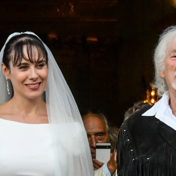 Murielle Mégevand et Hugues Aufray sur le parvis de l'église - Mariage d'Hugues Aufray et de Murielle Mégevand à l'église Saint-Vigor de Marly-Le Roy, France, le 2 septembre 2023. 