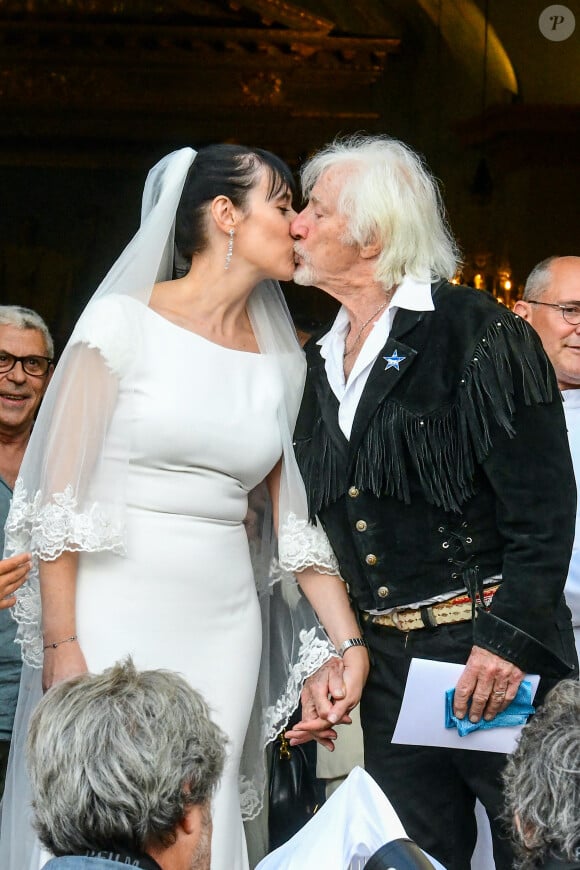 Heureusement, après la mort d'Hélène, ils ont finalement pu se marier.
Murielle Mégevand et Hugues Aufray s'embrassent sur le parvis de l'église - Mariage d'Hugues Aufray et de Murielle Mégevand à l'église Saint-Vigor de Marly-Le Roy, France, le 2 septembre 2023. 