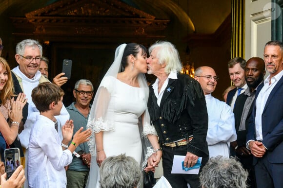 Murielle Mégevand et Hugues Aufray s'embrassent sur le parvis de l'église - Mariage d'Hugues Aufray et de Murielle Mégevand à l'église Saint-Vigor de Marly-Le Roy, France, le 2 septembre 2023. 