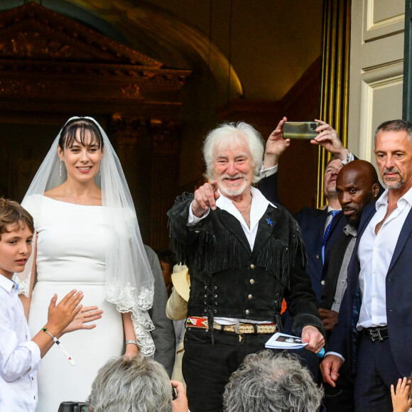 Murielle Mégevand et Hugues Aufray sur le parvis de l'église - Mariage d'Hugues Aufray et de Murielle Mégevand à l'église Saint-Vigor de Marly-Le Roy, France, le 2 septembre 2023. 