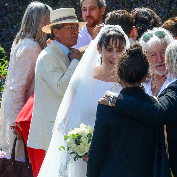 Le chanteur Renaud (Renaud Séchan) et sa compagne Cerise (de son vrai prénom Christine) discutent avec Hugues Aufray et Murielle Mégevand - Mariage d'Hugues Aufray et de Murielle Mégevand à la mairie de Marly-Le Roy, France, le 2 septembre 2023. 