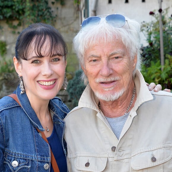 Murielle, la compagne d'Hugues Aufray a expliqué avoir longtemps été prise pour "la maitresse" du chanteur.
Hugues Aufray (parrain) et sa compagne Murielle - Cérémonie du Ban des Vendanges du Clos-Montmartre © Veeren Ramsamy / Bestimage