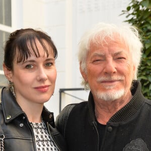 Hugues Aufray et sa compagne Murielle lors du lancement officiel de l'association Serge Gainsbourg au cabaret Don Camilo à Paris, le 2 avril 2017.L'association Serge Gainsbourg, représentée par sa marraine C Gainsbourg, son parrain L Gainsbourg et ses membres d'honneur J Birkin et Bambou voit enfin le jour. Cette association a pour vocation d'honorer la mémoire de l'artiste, de faire rayonner son oeuvre dans le monde, notamment auprès des nouvelles générations, et de préserver son illustre domicile du 5bis, rue de Verneuil à Paris. © Guirec Coadic/Bestimage 