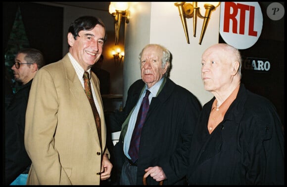 Archives - Pierre Vernier, Hubert Deschamps et Daniel Ivernel, dans les loges du Théatre Marigny - Spectacle de Jean-Paul Belmondo "Cyrano de Bergerac" en 1998.