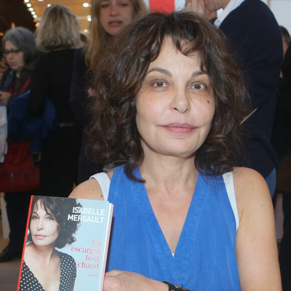 Isabelle Mergault a pour rappel également joué au cinéma à plusieurs reprises.
Isabelle Mergault lors de la 37ème édition du Salon du livre au parc des expositions, à la porte de Versailles, à Paris, France, le 26 mars 2017. © CVS/Bestimage 