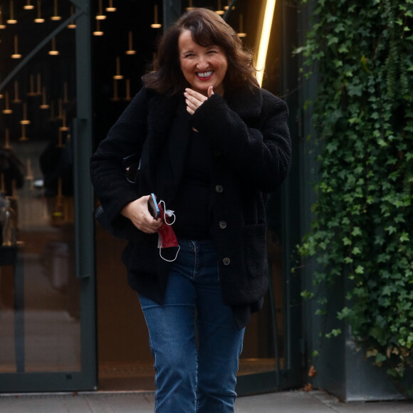 Anne Roumanoff - Arrivées à l'enregistrement de l'émission "Vivement Dimanche" présentée par M. Drucker et qui sera diffusée le 22 octobre 2023 sur France 3 au studio Gabriel à Paris, France, le 17 octobre 2023. © Christophe Clovis/Bestimage