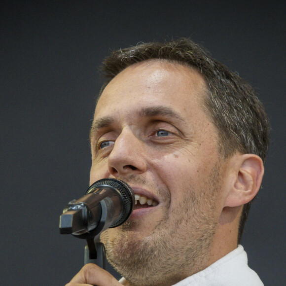 Le chanteur Fabien Marsaud dit Grand Corps Malade sur la scène du festival du Printemps de Pirogues à la Plaine de l'Ain à Saint-Vulbas (01), France le 01/07/2022. © Sandrine Thesillat / Panoramic / Bestimage
