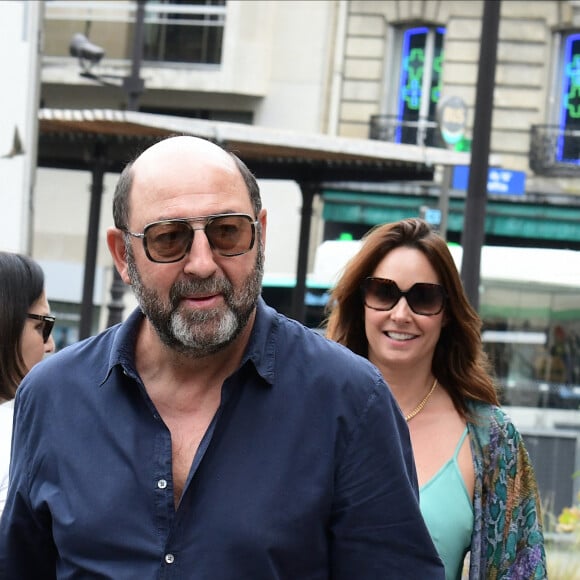 Kad Merad et sa femme Julia Vignali - Mariage de Claude Lelouch à la mairie du 18ème à Paris. Le 17 juin 2023