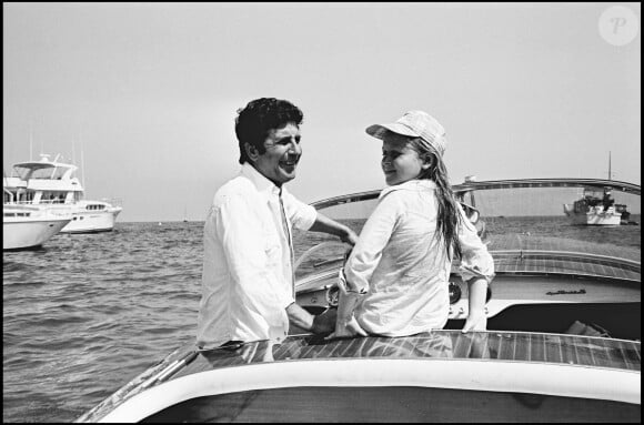 "A priori, c'était un accident domestique. C'était à 6 km de chez moi. Maman et moi étions sur place" a-t-elle indiqué à "Ici Paris" 
Archives - Gilbert Bécaud et sa fille Anne en bateau au large de Port Grimaud en 1975