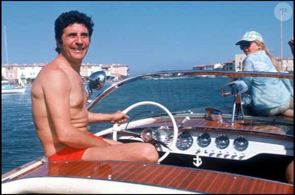 "On a attendu très longtemps avec espoir. Quand la réalité arrive, il faut gérer"
Archives - Gilbert Bécaud et sa fille Anne en bateau au large de Port Grimaud en 1975