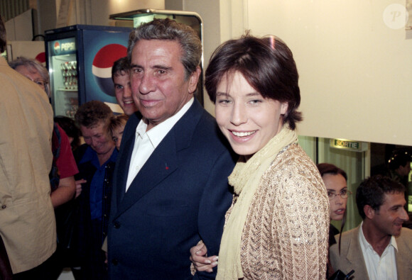 Archives - Gilbert Bécaud et sa fille Emily lors de la 1ère de la comédie musicale "Notre-Dame de Paris". Le 25 septembre 1998 © Jean-Claude Woestelandt / Bestimage