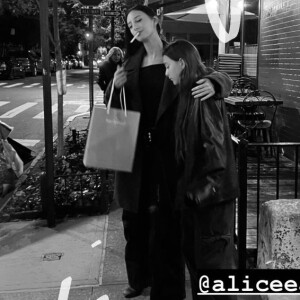 Elle a partagé une belle photo de ses 2 filles sur Instagram.
Charlotte Gainsbourg à New-York avec ses filles, Instagram.