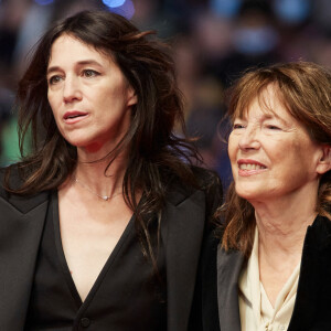 Charlotte Gainsbourg et sa mère Jane Birkin - Montée des marches du film "Jane par Charlotte" lors du 74ème Festival International du Film de Cannes. Le 7 juillet 2021 © Borde-Jacovides-Moreau / Bestimage