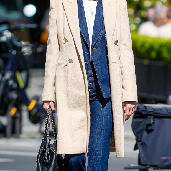 Exclusif - Cristina Córdula se promène sur l'Avenue Montaigne à Paris, France, le 4 avril 2023. 