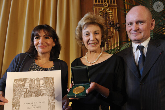 Marisa Paredes reçoit la médaille de Vermeil dans les salons de l'Hôtel de Ville à Paris le 9 mars 2010, au côté d'Anne Hidalgo et Christophe Girard