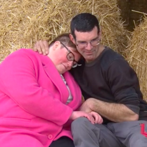 Justine et Patrice semblent amoureux dans "L'amour est dans le pré".
Justine et Patrice dans "L'amour est dans le pré"